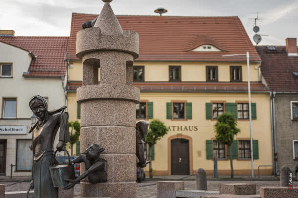 Foto: Gerd Neuendorf Brunnen und Rathaus Uebigau